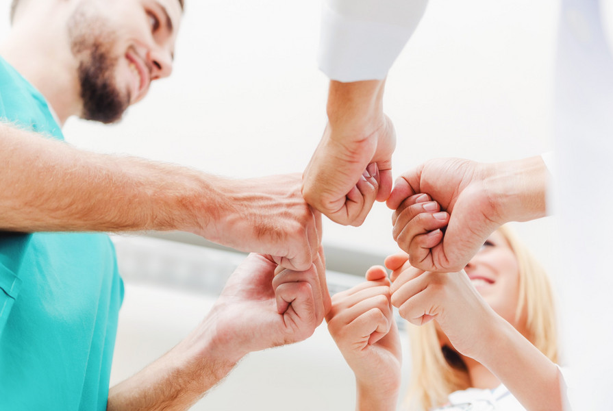 Ärzteteam beim Abklatschen